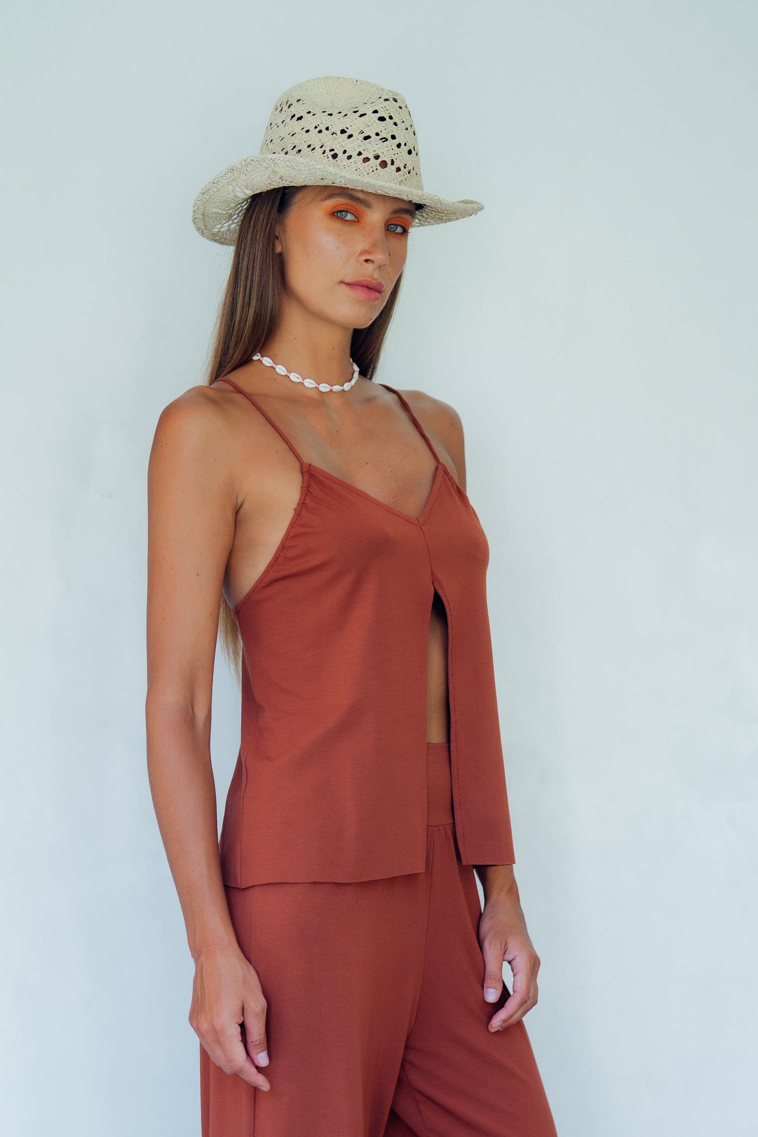 MANON Top court bretelles croisées, fendu devant