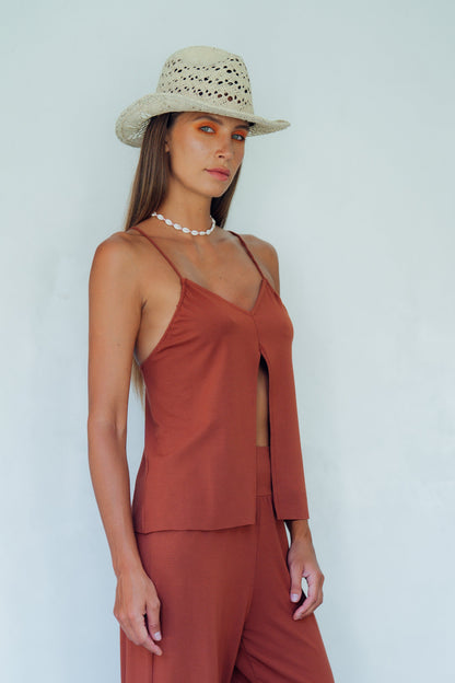 MANON Top court bretelles croisées, fendu devant